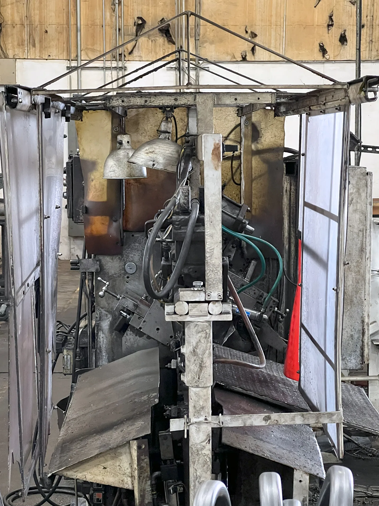 Modern Cut off machine_3704681