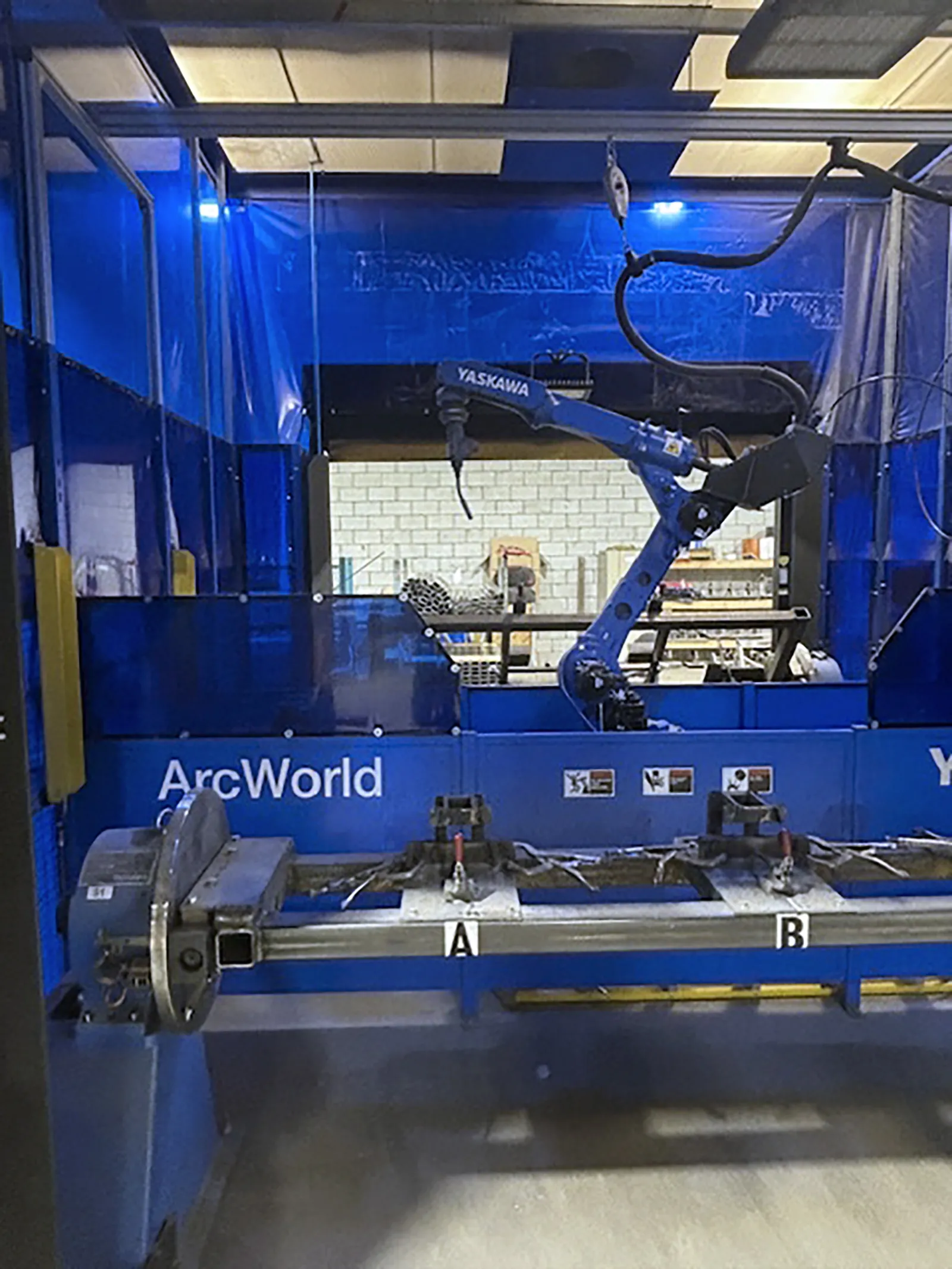 Yaskawa Robot Weld Cell_3726158