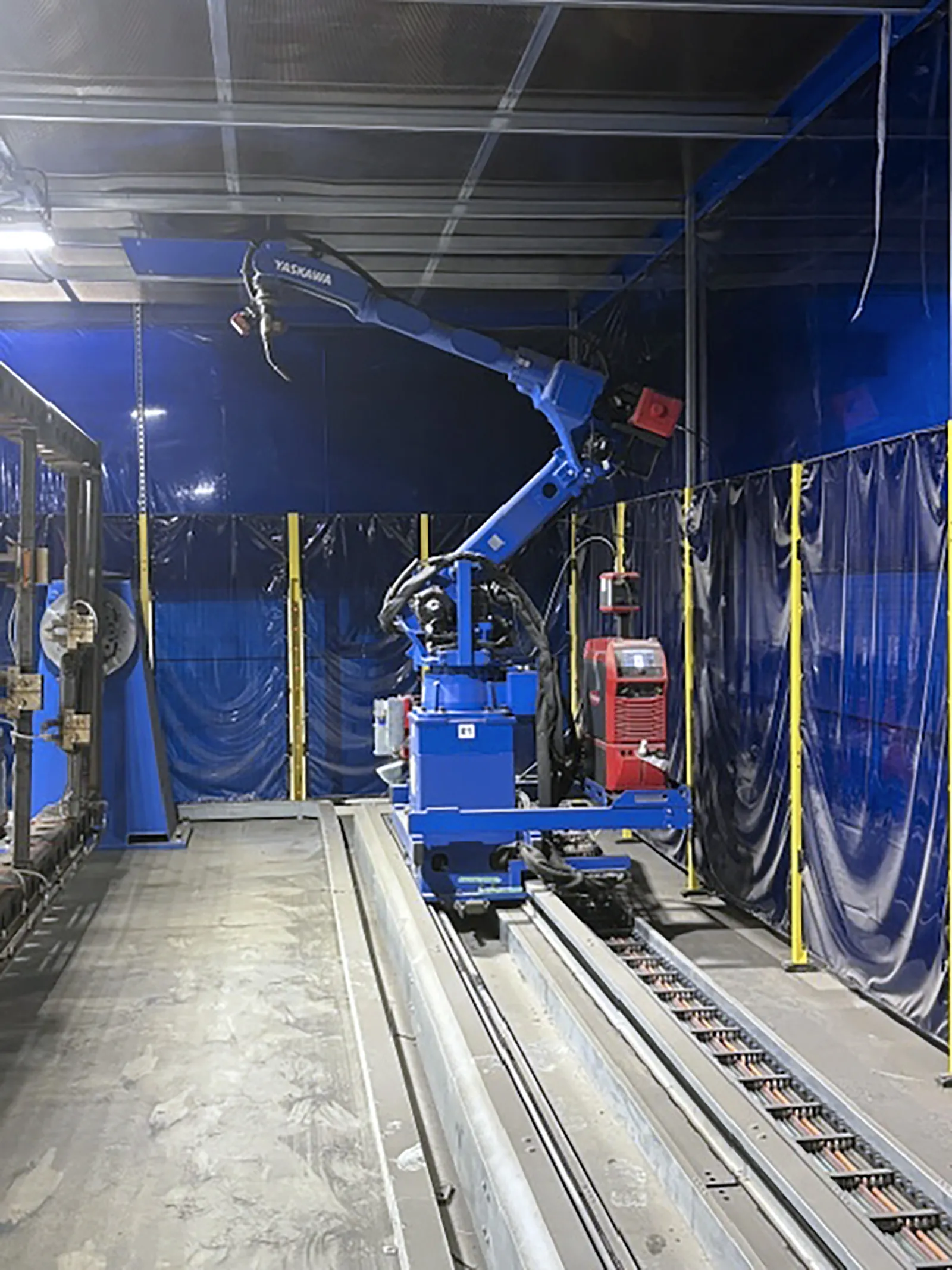 Yaskawa 70ft Dual Robot Weld Cell_3728667