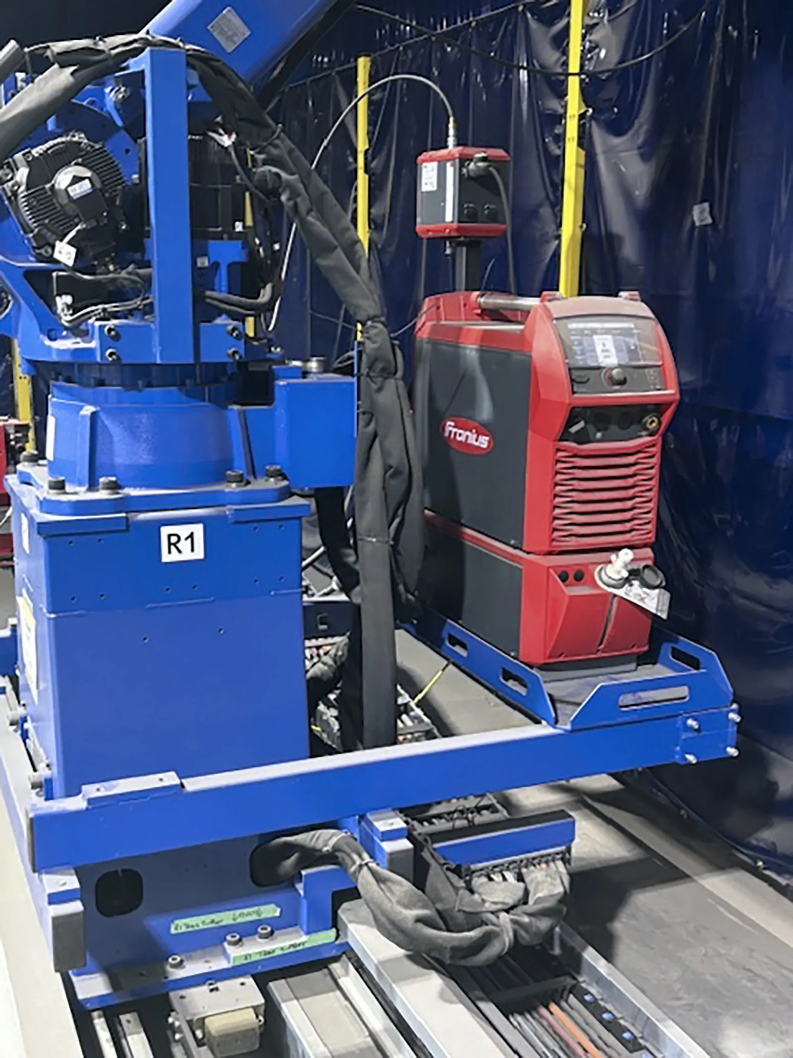 Yaskawa 70ft Dual Robot Weld Cell_3728667