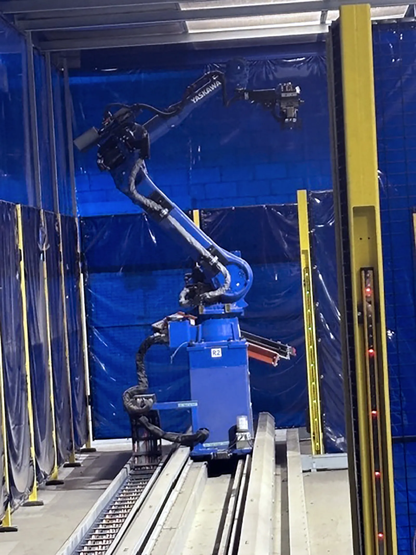 Yaskawa 70ft Dual Robot Weld Cell_3728667