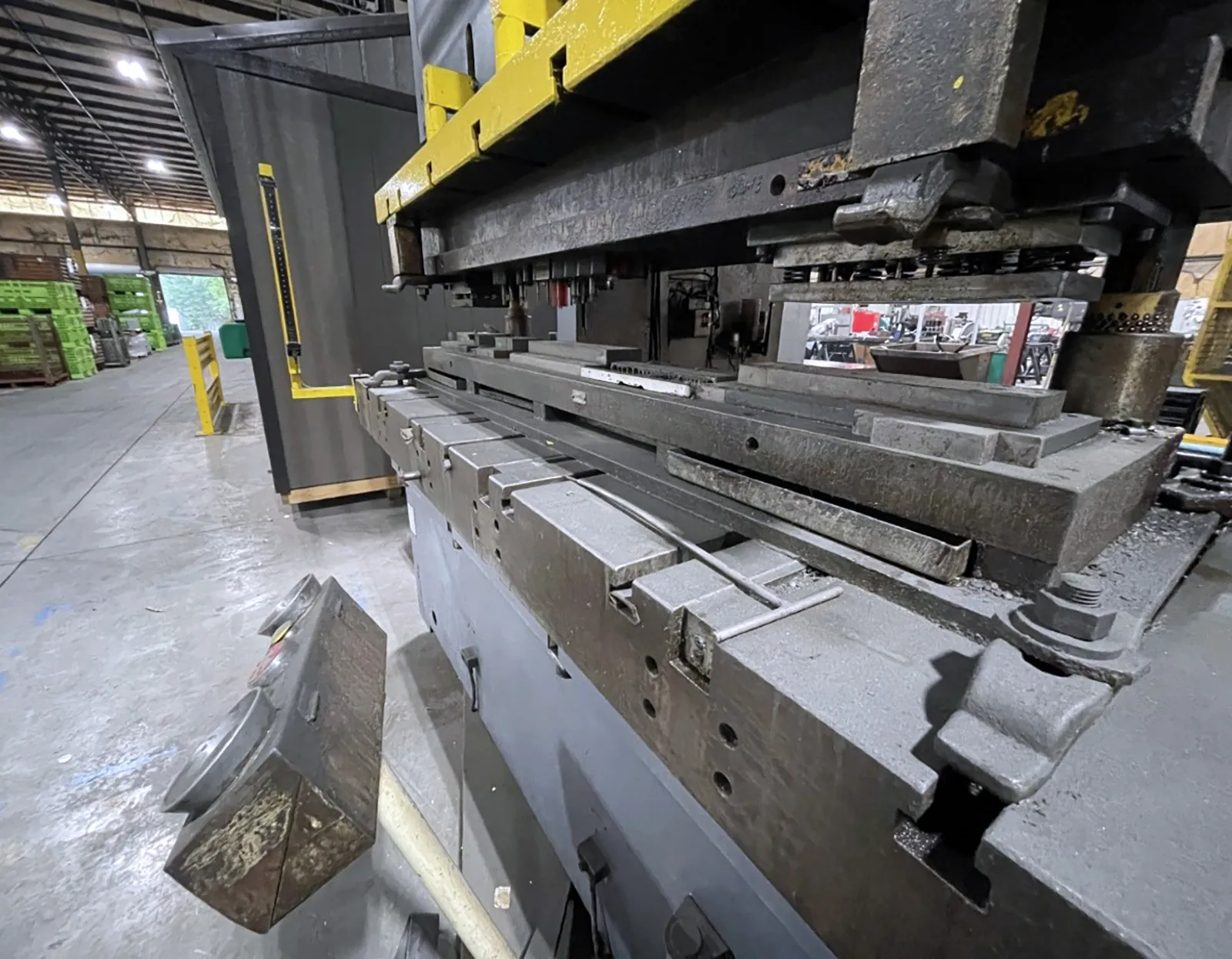 Aida NC2-200 (2) (1987) 200 Ton Two Point Mechanical Gap Frame Stamping Press_3734379