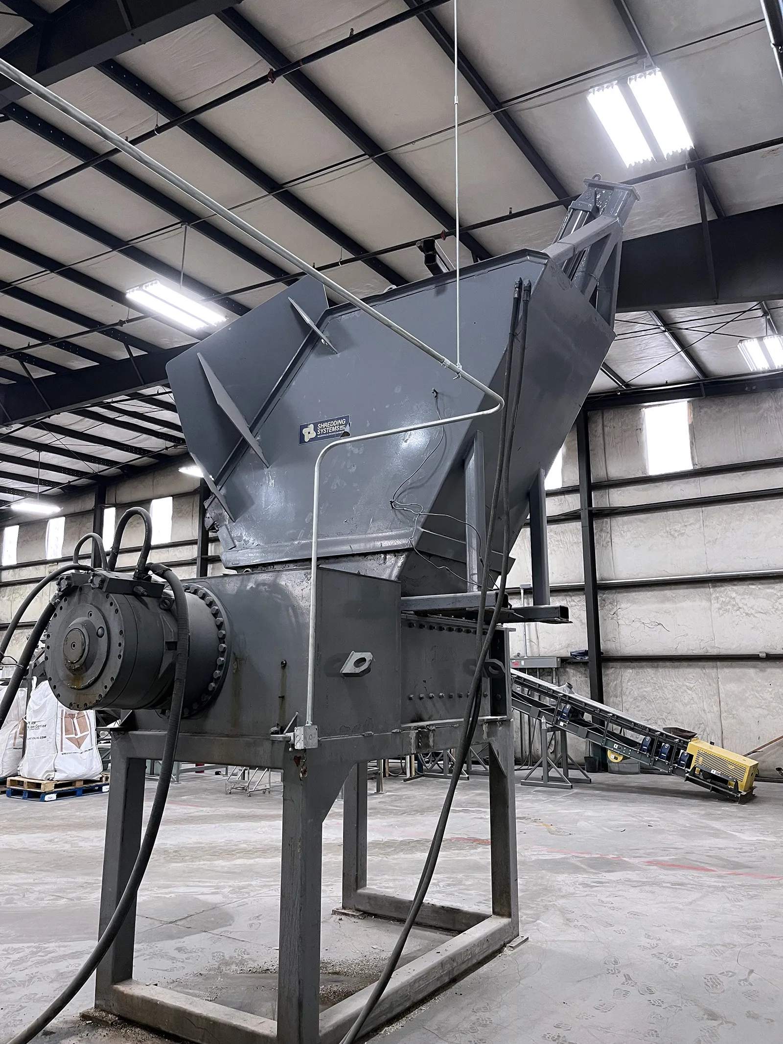 SSI 3000-H dual shaft shredder with hydraulic ram _3745831