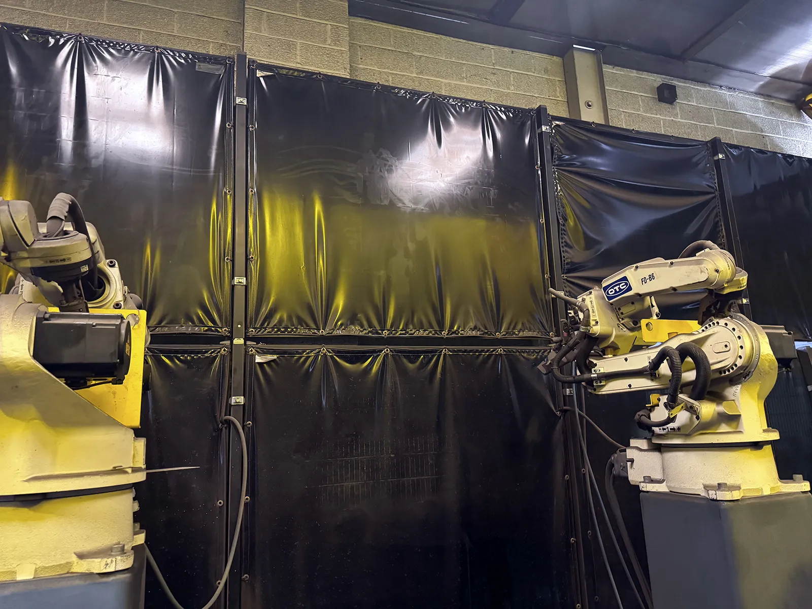 OTC TRI-ARC 1000 w Dual Arm FD-B6 Robotic Weld Cell_3767001